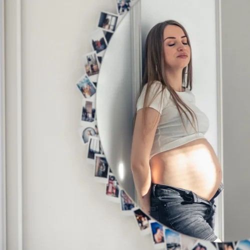 attractive-young-pregnant-woman-in-mirror-reflecti-2025-03-18-13-51-19-utc